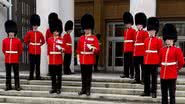 Foto de guardas britânicos usando chapéu feito de pele de urso - Foto: Reprodução/Instagram @grenadier.guards