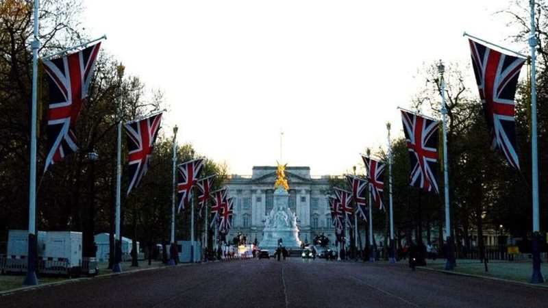 Um homem foi preso após jogar munições no pátio do Palácio de Buckingham - Reprodução: Instagram