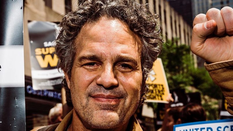 Ator Mark Ruffalo, de Vingadores, tem atividade intensa nas redes sociais - Foto: Reprodução / Twitter