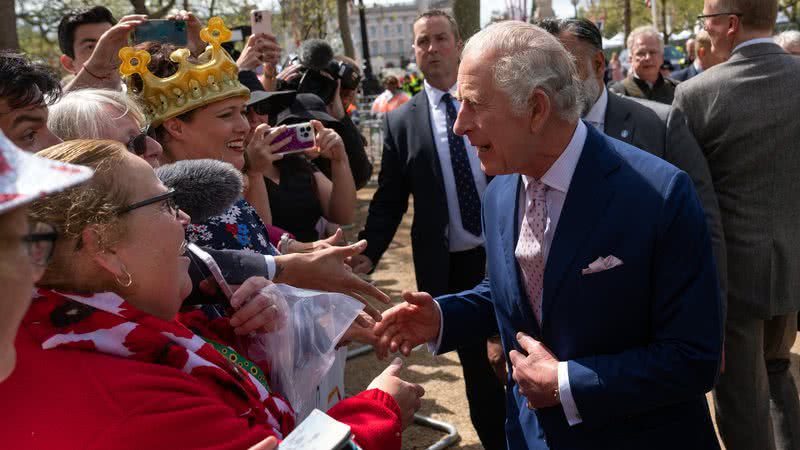 Rei Charles III conversou e apertou as mãos de admiradores perto do Palácio de Buckingham - Foto: Getty Images