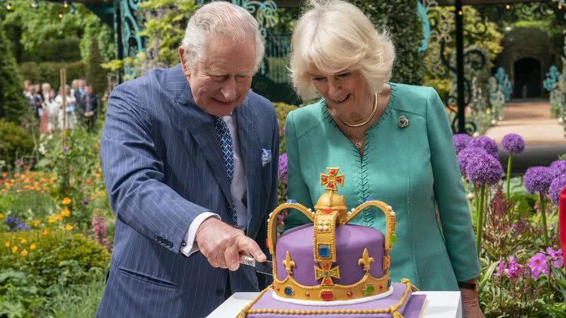 Rei Charles e Rainha Camilla se divertiram ao cortarem bolo em formato de coroa - Foto: Getty Images