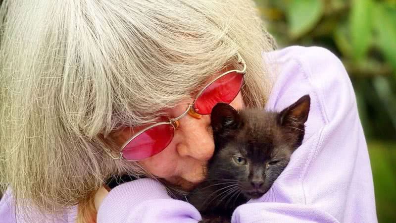 A Rainha do Rock Brasileiro, Rita Lee, e seu gatinho Saci - Foto: Reprodução/Instagram @ritalee_oficial