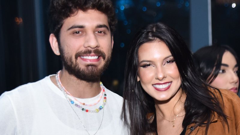 É oficial? De shortinho e top, Ana Castela chega juntinha com Gustavo Mioto em festa - AgNews