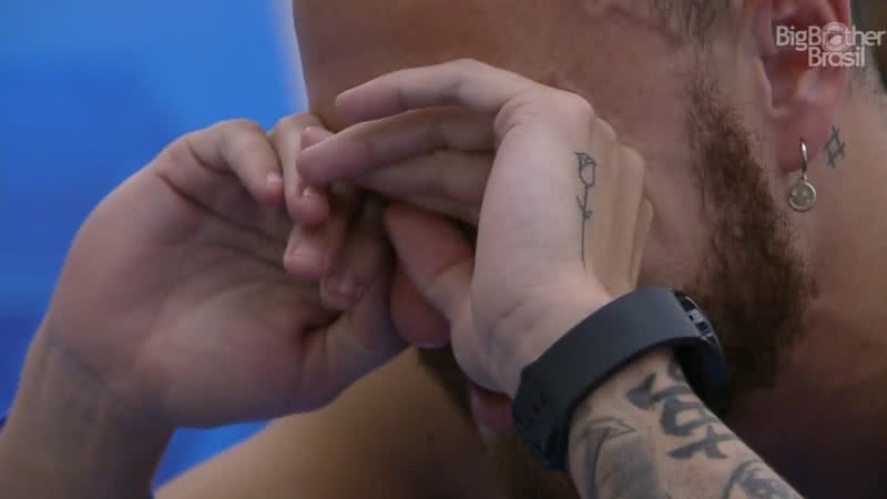 Fred se emocionou ao ver foto da família no Quarto do Líder após eliminação no BBB 23 - Reprodução/Globo