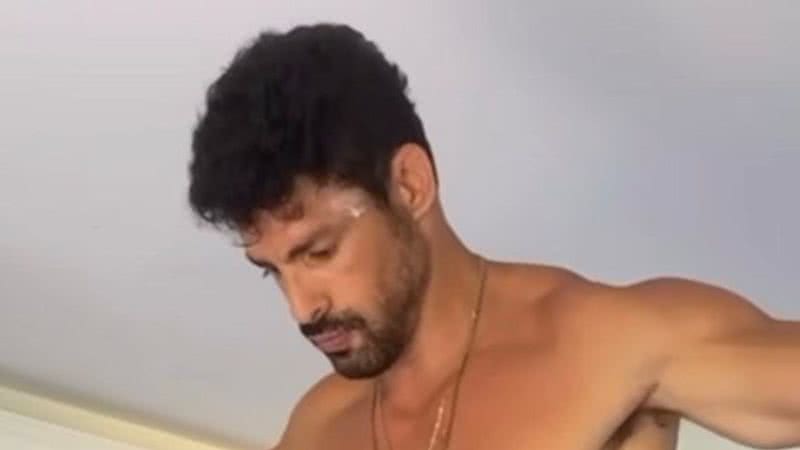 Cauã Reymond surpreendeu ao surgir sem camisa em treino - Reprodução: Instagram