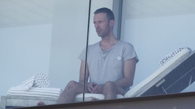 Chris Martin curte clima quente na varanda de hotel - Foto: Agnews/Dilson Silva