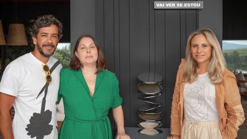 Luca Benites junto à sua obra “Mi moneda”, a Diretora da DAN Interior - Cristina Delanhesi e Fernanda Vidigal, Advisor e diretora da 2 Art Lovers durante o evento. - Foto: Divulgação