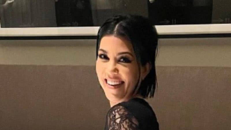 Socialite Kourtney Kardashian é alvo de boatos de gravidez após posar com barriga de fora - Foto: Reprodução / Instagram