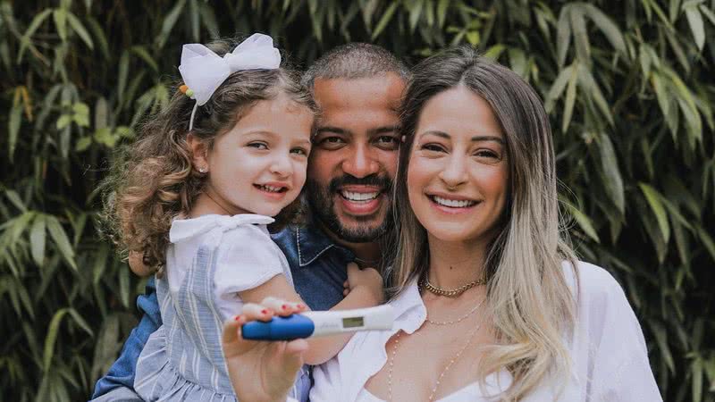 Tamy Contro, Projota e a primeira filha do casal, Marieva, no anúncio da segunda gravidez - Foto: Reprodução/Instagram @tamycontro