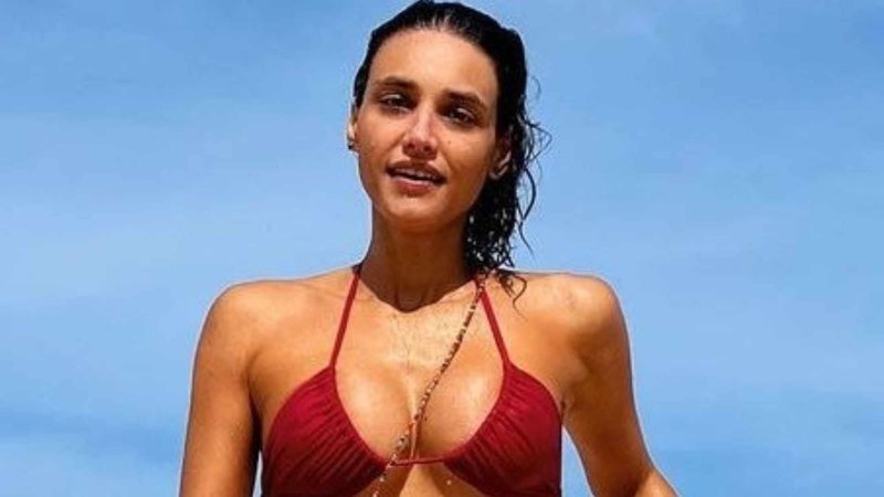 Débora Nascimento desfila na praia e encanta - Reprodução/Instagram