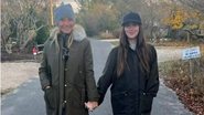 Gwyneth Paltrow surgiu de mãos dadas com a atriz Dakota Johnson em nova foto - Reprodução: Instagram