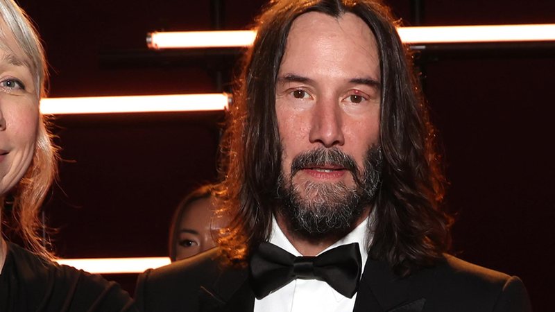 Keanu Reeves surge com a namorada em evento - Foto: Getty Images