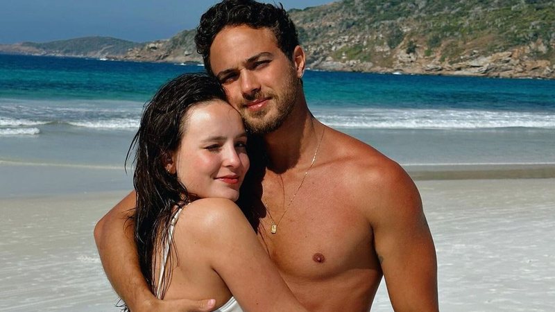 Larissa Manoela esbanja beleza na praia com o namorado - Reprodução/Instagram