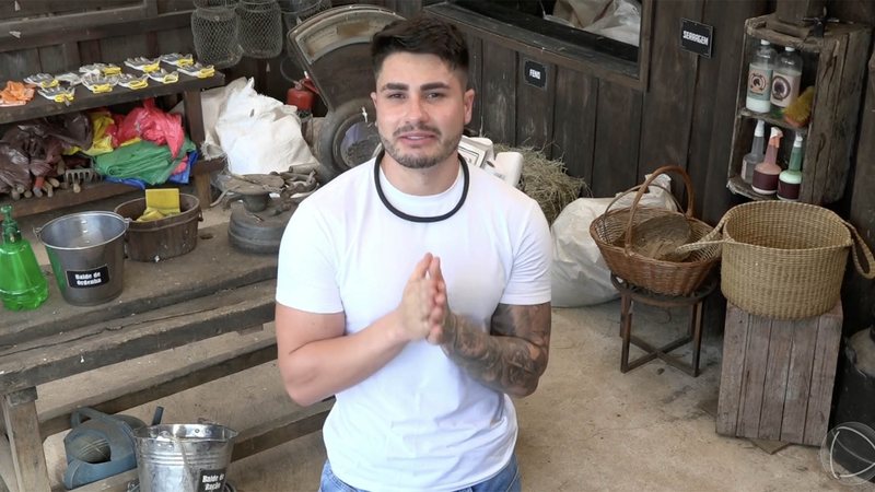 Lucas Souza ao pedir para sair de A Fazenda 15 - Foto: Reprodução / Record TV