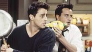 Matt LeBlanc e Matthew Perry em cena da série Friends - Foto: Reprodução / Instagram