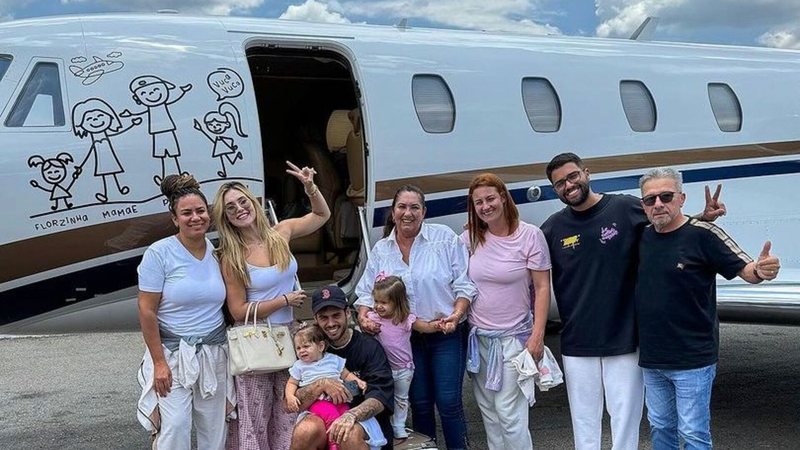 Virginia posou com a família e funcionários em frente à jatinho - Reprodução: Instagram