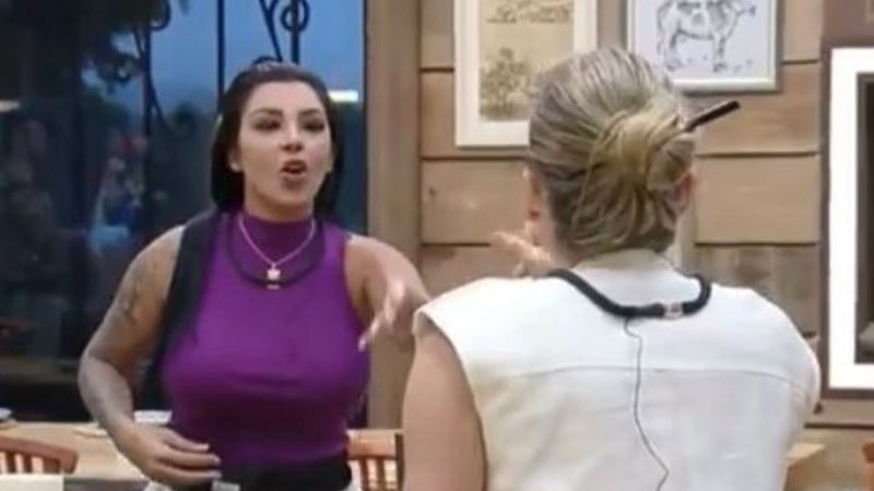 Jenny Miranda e Rachel Sheherazade protagonizaram briga que resultou em punição - Reprodução: RecordTV