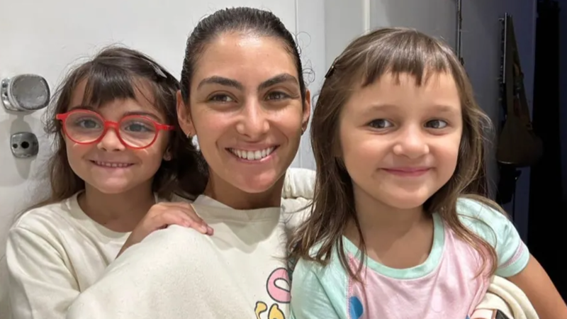 Filha de Mariana Uhlmann e prima surpreenderam os pais ao cortarem franjas escondidas - Reprodução/Instagram