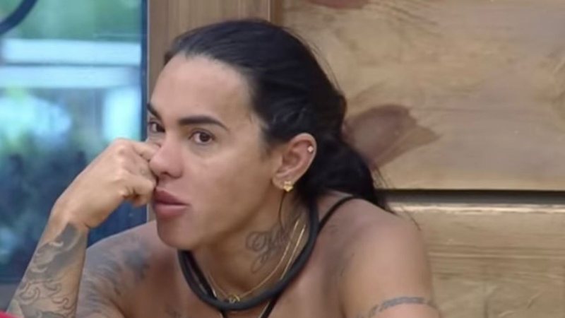 Simione criticou a apresentadora da Fazenda, Adriane Galisteu, em conversa com Jenny Miranda - Reprodução: RecordTV