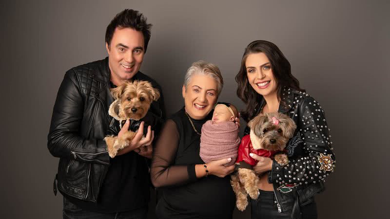 Em Madri, na Espanha, Alírio e Livia celebram o nascimento de Linda ao lado da vovó materna, Sonia, e dos pets, Freddie e Scaramouche. - FOTOS: NANE CALLEGARIO; BELEZA: VANESSA MUNIZ