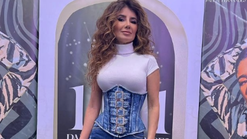 Paula Fernandes escolheu espartilho jeans para compor look - Reprodução/Instagram