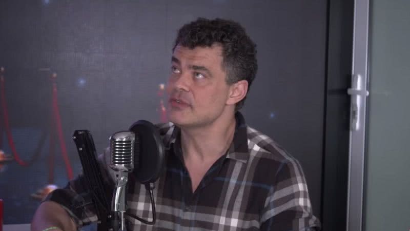 O ator Carmo Dalla Vecchia durante entrevista ao Podcast CARAS - Foto: Reprodução/CARAS