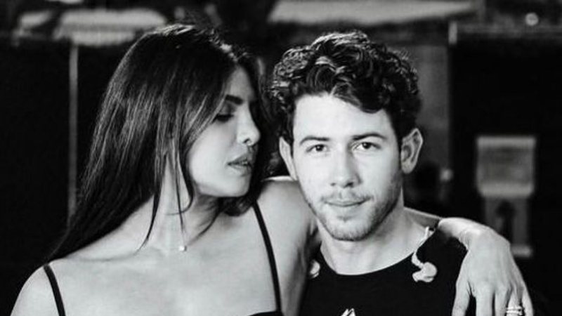 Priyanka Chopra posou ao lado do marido Nick Jonas em show dos Jonas Brothers - Reprodução: Instagram/Foto: Andy Barron