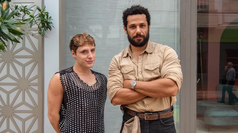 Kelvin (Diego Martins) e Ramiro (Amaury Lorenzo) na novela Terra e Paixão - Foto: Globo / Estevam Avellar