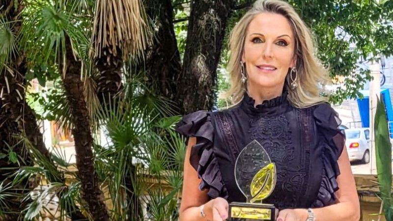 Renata Camargo recebe homenagem do Governo do Estado de SP por estar entre as 100 mulheres mais poderosas do agro