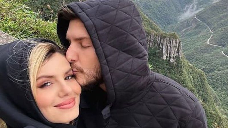 Camila Queiroz e Klebber Toledo surgiram em clima de romance durante viagem - Reprodução: Instagram