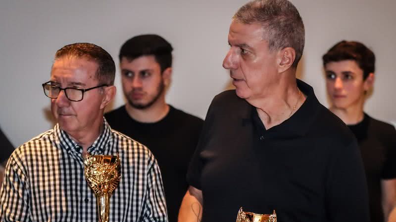 Paulo Zagallo e Mario César, filhos de Zagallo, durante o velório do pai - Fotos: Victor Chapetta e Rodrigo Adão / AgNews