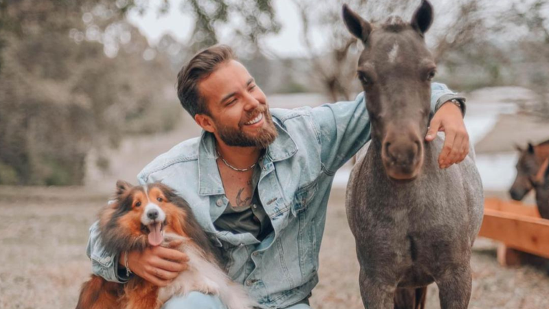 Sócio de uma empresa que cria pôneis no RS, o ator de Terra e Paixão assume amor pelos animais - Foto: Betina Cesa