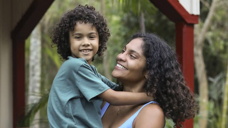 Matheus Assis e Bárbara Reis nos bastidores da novela Terra e Paixão - Foto: Globo/Manoella Mello