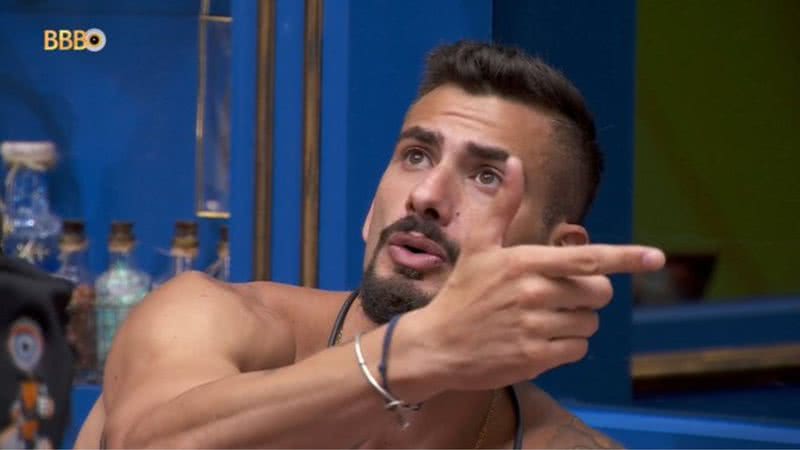 Após cair no choro dentro do BBB 24, Nizam revelou que está se sentindo oprimido pelos brothers da casa - Reprodução / TV Globo