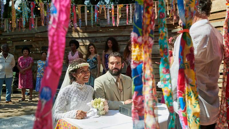 Casamento de José Inocêncio (Humberto Carrão) e Maria Santa (Duda Santos) celebrado por Padre Santo (Chico Diaz) na casa de Jacutinga (Juliana Paes). Os noivos se beijam e todos comemoram. - Foto: Globo/Cadu Pilotto