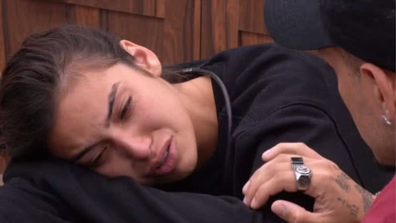 Vanessa Lopes não segurou as lágrimas ao comentar sobre desentendimentos entre os brothers no BBB 24 - Reprodução / TV Globo