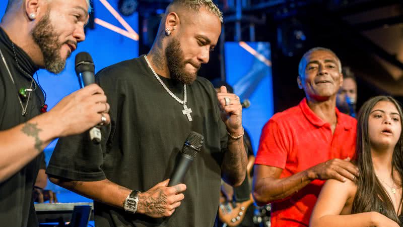 Belo e Neymar cantando juntos na festa de Romário, no Rio - Filico/Agnwes