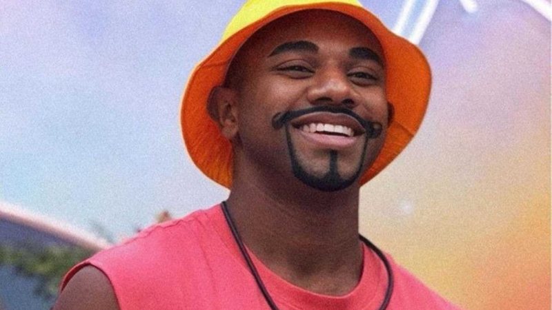 Influenciador Roger Cipó se inspirou no participante do BBB 24 e usou fantasia do "calma, calabreso" - Foto: Reprodução / Instagram