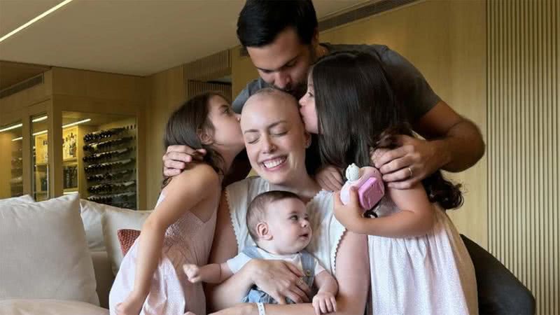 Fabiana Justus e o marido, Bruno Levi D'Ancona, com os três filhos - Foto: Reprodução / Instagram