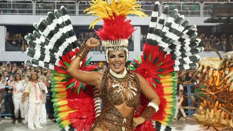 A apresentadora Gardênia Cavalcanti em desfile do Carnaval - Foto: Roberto Filho