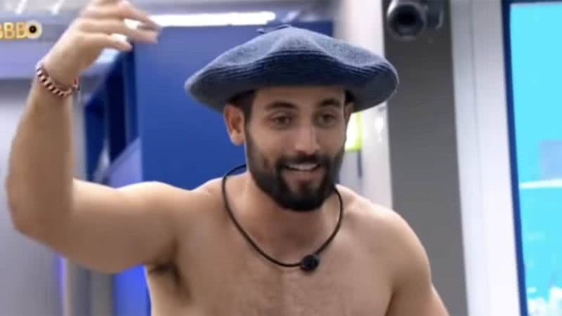 Matteus com sua boina no BBB 24 - Foto: Reprodução / Globo