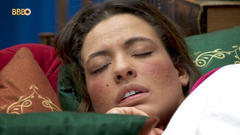 Beatriz dorme durante conversa com brother - Reprodução/Globo