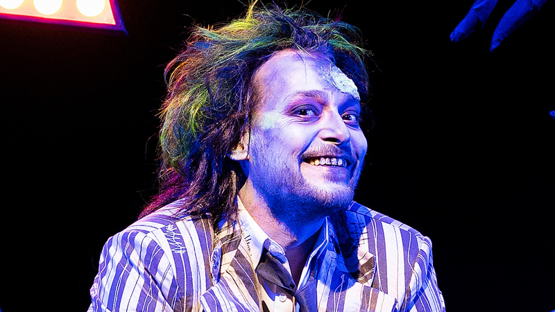 Eduardo Sterblitch vive Beetlejuice em musical - Foto: Leo Aversa