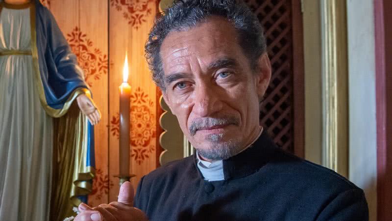 Padre Santo (Chico Diaz) na novela Renascer - Foto: Globo/Estevam Avellar