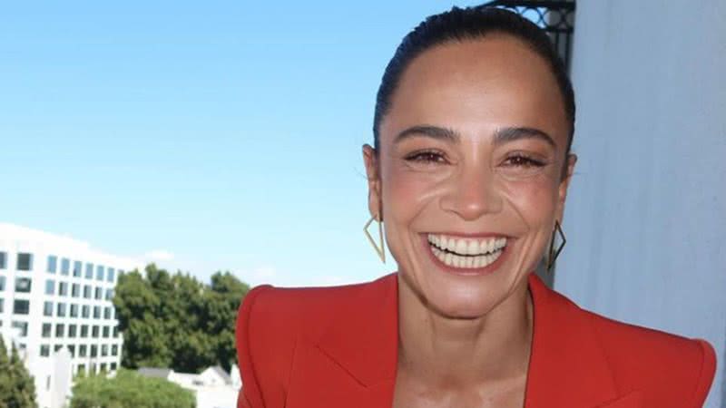 Alice Braga posta primeira foto com namorada e se declara