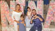 Natália Toscano e Zé Neto com os filhos, José e Angelina - Foto: Lívia Cardoso