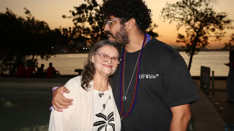 Criolo com a mãe, a escritora e filósofa Maria Vilani - Divulgação/Lucas Teixeira/Globo