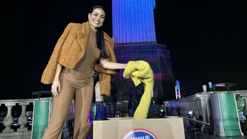 Gardênia Cavalcanti doando casaco no Santuário Cristo Redentor - Divulgação/Vítor Abreu