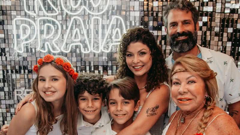 Bárbara Borges e Iran Malfitano são pais de Theo, Laura e Martin, fruto de relações anteriores - Reprodução/ Instagram