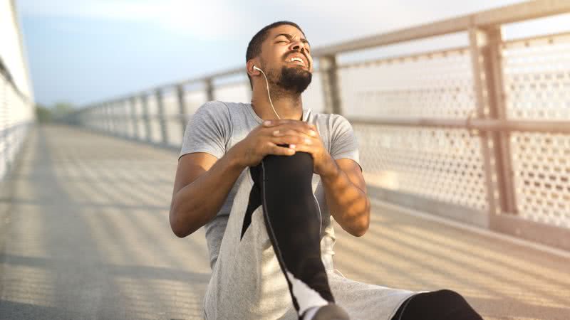 Foto de homem com lesão no joelho após praticar exercícios físicos - Foto: Freepik/aleksandarlittlewolf